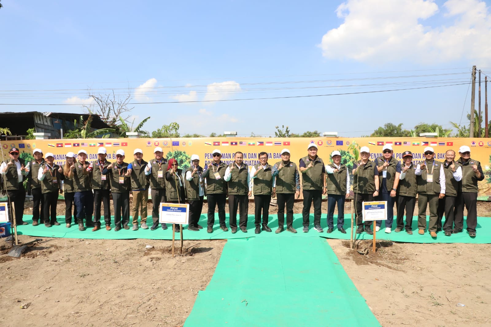 Foto bersama para Pejabat tinggi BNPB, Bupati Bantul dan Deledasi ARDEX 2023 setelah penanaman pohon pada rangkaian acara ASEAN Regional Disaster Response Simulation Exercise (ARDEX) 2023 di Stadion Sultan Agung, Kabupaten Bantul, Daerah Istimewa Yogyakarta pada Selasa (2/8).